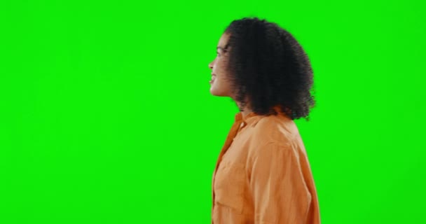 Kobieta Zielony Ekran Zdumiony Rozglądając Się Studiu Odizolowany Makiecie Tła — Wideo stockowe