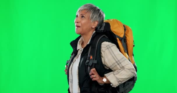 バックパック 緑の画面と女性のハイキングは 旅行の冒険や環境に優しい旅のためのスタジオの背景に隔離された 自然のためのモックアップスペースと高齢者の歩行 トレッキングや観光のすごい — ストック動画