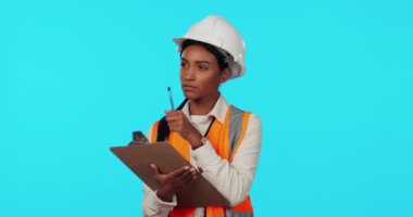 İnşaat işçisi, planlama ve mimarlık için evrakları olan bir kadın. Güvenlik, müteahhit ve mimar bina bakımı ve yenileme süreci hakkında notlar yazıyorlar..