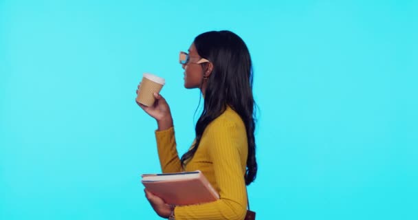 Студентка Университета Женщина Книги Студии Кофе Солнцезащитные Очки Мода Макете — стоковое видео