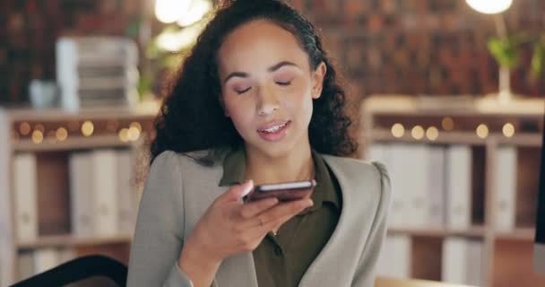 Biuro Rozmowa Przez Telefon Głośnomówiący Kobieta Smartfonie Przy Biurku Rozmawiają — Wideo stockowe