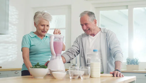 让我们以健康的柔滑开始新的一天 一对年长的夫妇在家里一起做一个健康的冰沙 — 图库照片