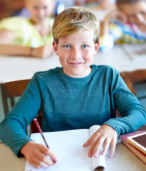Älskar Att Lära Porträtt Ung Manlig Student Som Studerar Lyckligt — Stockfoto
