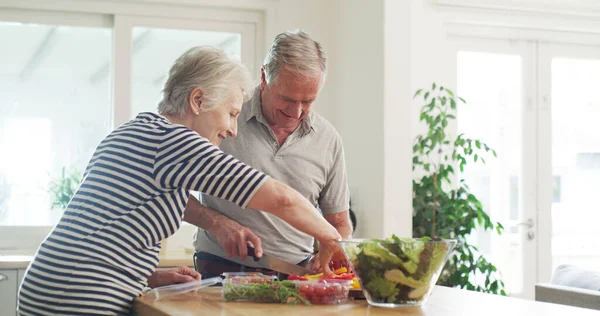 好的食物是我们前进的动力 一对快乐的老夫妇在家里一起准备沙拉 — 图库照片