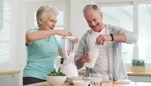 一个好的冰沙会让你整天都保持健康 一对年长的夫妇在家里一起做一个健康的冰沙 — 图库照片