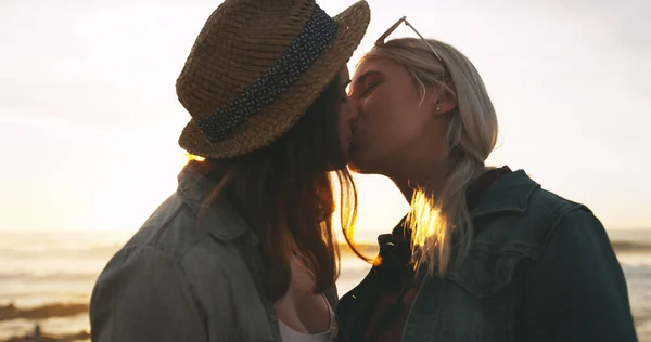 Momentos Pôr Sol Jovem Casal Carinhoso Feliz Beijando Enquanto Passam — Fotografia de Stock