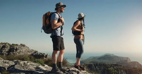 質問のハイキングが答えであるものは何でも 男と女が山を登り — ストック写真