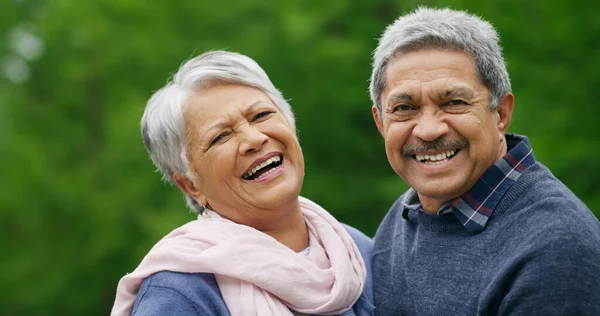 Vår Kärlekshistoria Tidlös Ett Lyckligt Äldre Par Tillbringar Romantisk Dag — Stockfoto