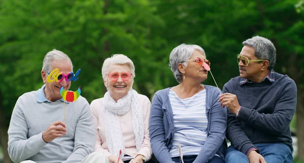 黄金時代はもっと楽しくなりました 公園で楽しそうな眼鏡をかけた幸せな年配の男女のグループが — ストック写真