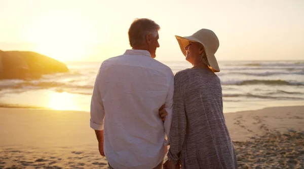 有你在我身边 生活好多了 一对深情的老夫妇在日落时分走向海滩时的背景图片 — 图库照片