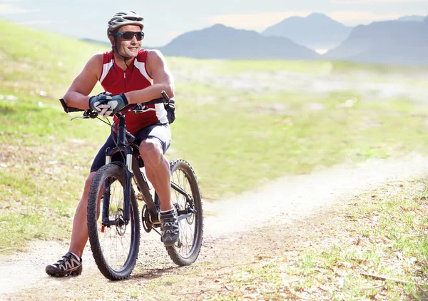 Bisiklet Sürerken Manzaranın Tadını Çıkarmak Bisikletinde Oturan Yakışıklı Genç Bir — Stok fotoğraf
