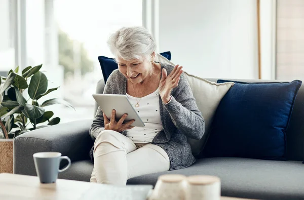 Nog Zoveel Doen Een Oudere Vrouw Die Een Digitale Tablet — Stockfoto