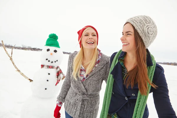 Насолоджуйтесь Святковим Прикрасою Прогулянці Дві Молоді Жінки Ходять Сніговиком — стокове фото