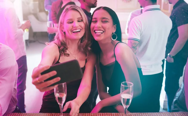Czym Byłaby Impreza Bez Tych Wszystkich Selfie Dwie Młode Kobiety — Zdjęcie stockowe