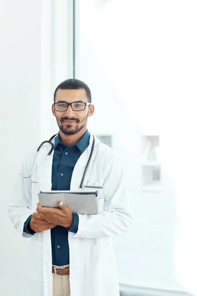 Förenkla Hälso Och Sjukvården Med Smart Teknik Porträtt Ung Läkare — Stockfoto