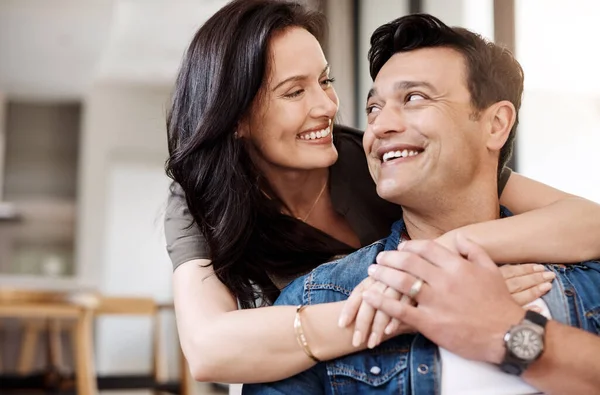 Ditt Hjärta Mitt Hem Ett Lyckligt Ungt Par Som Omfamnar — Stockfoto