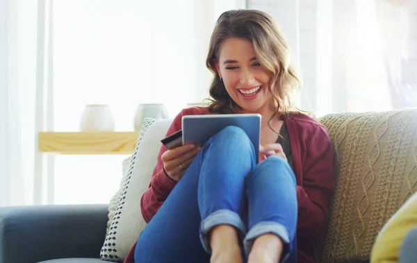 Nternetten Alışveriş Zamanı Çekici Genç Bir Kadın Kanepesinde Oturuyor Tabletini — Stok fotoğraf