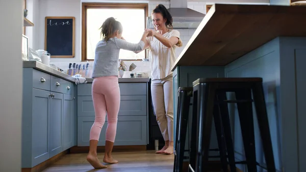 教妈妈一些动作 一个充满爱心的年轻母亲和女儿在自家厨房里跳舞的全景镜头 — 图库照片