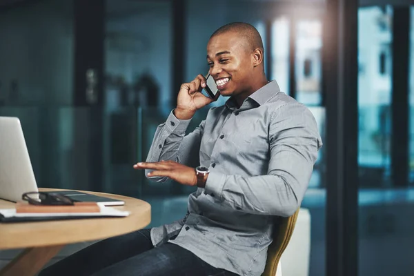 Başarıya Gelince Sözüne Sadık Kalır Ofiste Cep Telefonuyla Konuşan Genç — Stok fotoğraf