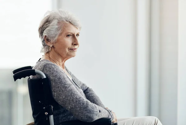 Envelhecer Graciosamente Uma Mulher Sênior Olhando Pensativo Enquanto Sentado Sua — Fotografia de Stock