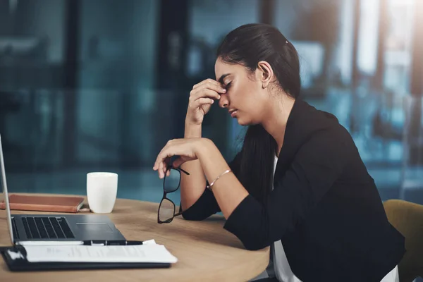 Stresujący Dzień Młoda Bizneswoman Cierpiąca Ból Głowy Podczas Pracy Biurze — Zdjęcie stockowe