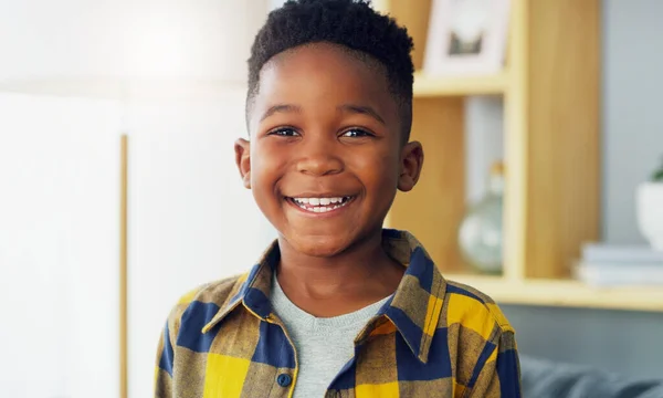 Jag Bara Glad Kille Porträtt Bedårande Liten Pojke Som Ler — Stockfoto