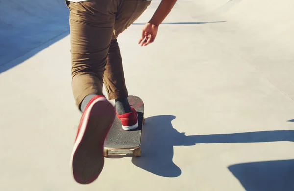 Всегда Двигайся Своей Скоростью Жизни Неузнаваемый Человек Делает Трюки Скейтборде — стоковое фото