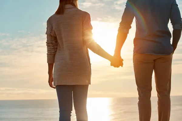 私は地球の端まであなたを愛する 若いカップルの手を取り 海の景色を見下ろすのレビューショット — ストック写真