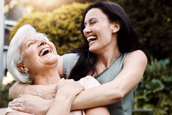 Eles Compartilham Mesmo Senso Humor Uma Mulher Sênior Feliz Passar — Fotografia de Stock