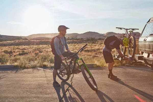 Pessoas Incríveis Andam Bicicleta Montanha Tiro Comprimento Total Dois Jovens — Fotografia de Stock