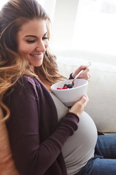 Tiene Ese Resplandor Una Atractiva Joven Embarazada Desayunando Sentada Sofá — Foto de Stock