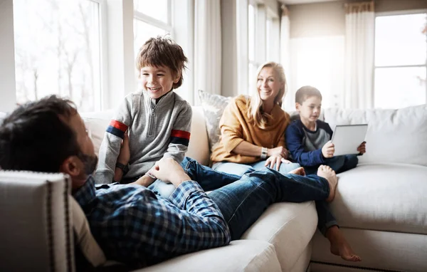 Aile Sevgisi Için Kaliteli Zaman Geçir Mutlu Bir Aile Evde — Stok fotoğraf