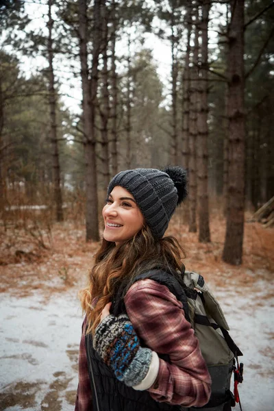 Tão Fresco Limpo Uma Jovem Mulher Caminhando Deserto Durante Inverno — Fotografia de Stock