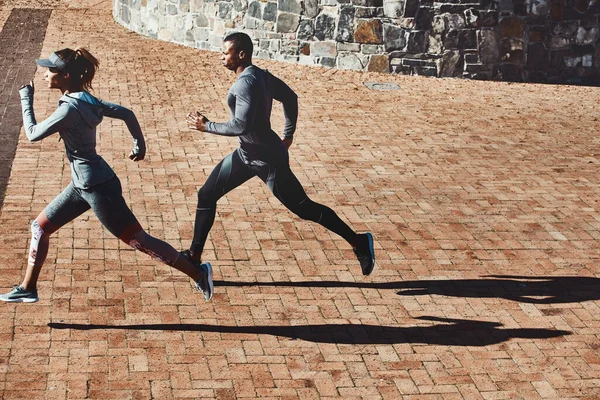 Yolda Birbirlerine Meydan Okuyorlar Şehirde Koşuşturan Iki Genç Atletik Gencin — Stok fotoğraf