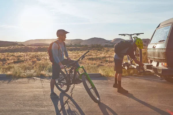 Χρόνος Δεν Σπαταλήθηκε Ποτέ Ποδήλατο Βουνού Πλήρες Πλάνο Δύο Νεαρών — Φωτογραφία Αρχείου