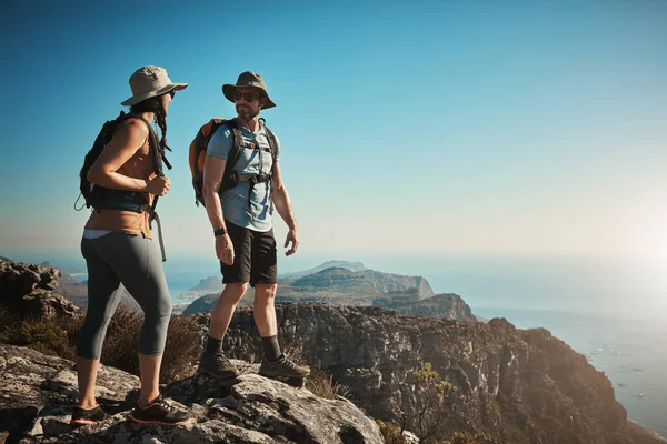 一日中ハイキングしてる 男と女が山を登り — ストック写真