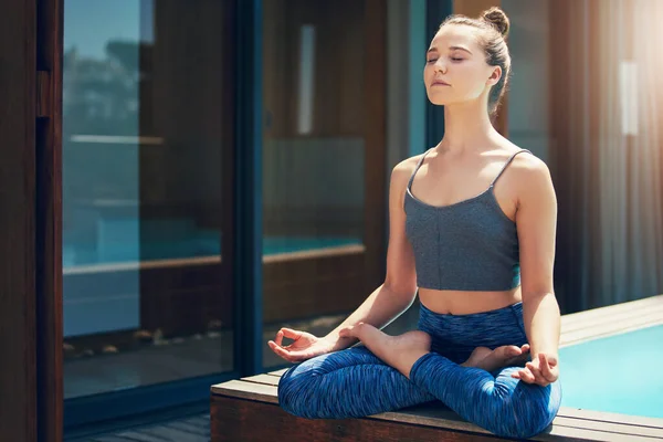 Медитація Дала Багато Миру Красива Молода Жінка Практикує Йогу Зовні — стокове фото