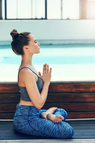 通过冥想来锻炼你的大脑 一个在外面练瑜伽的年轻漂亮的女人 — 图库照片
