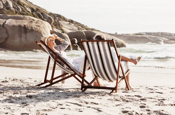 Spiaggia Luogo Ideale Relax Colpo Completo Una Coppia Mezza Età — Foto Stock