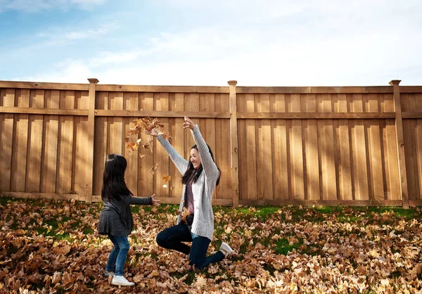 让他们自己玩吧 一个可爱的小女孩在外面享受秋天的一天 — 图库照片