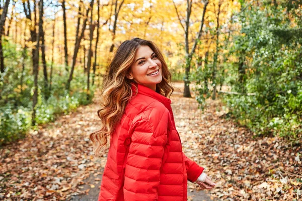 Adorar Cada Minuto Outono Uma Jovem Mulher Atraente Floresta Durante — Fotografia de Stock