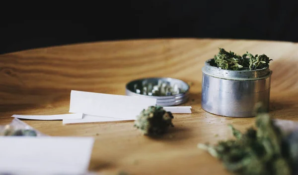 Hier Soll Grüner Werden Getrocknetes Marihuana Einer Dose Und Papier — Stockfoto