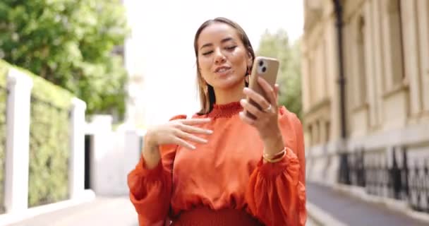 アジアの女性 電話や市内のビデオ通話 ライブストリーミングやブログで話しています 影響力のある人 携帯電話や都市の通りで仮想チャット上の人 会話やコンテンツの作成のための屋外での議論 — ストック動画
