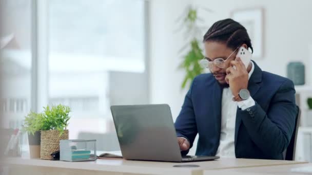 Computadora Portátil Llamada Telefónica Negocios Hombre Negro Oficina Hablando Hablando — Vídeos de Stock