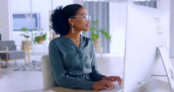 Bizneswoman Komputer Wpisując Komunikacji Mail Lub Robi Administrację Biurze Afroamerykańska — Wideo stockowe