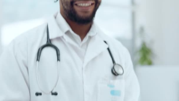 Läkare Svart Man Och Leende Ansiktet Med Tablett För Post — Stockvideo