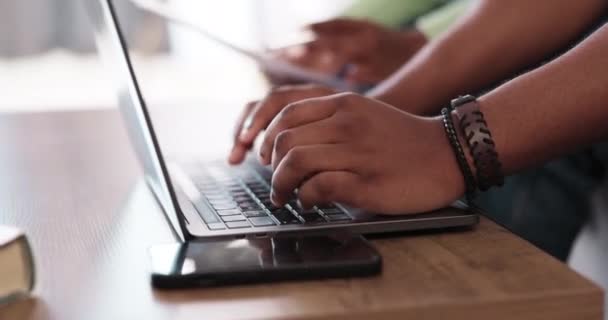 Laptop Billentyűzet Vagy Gépelés Férfi Kéz Csinál Online Kutatás Bankszámla — Stock videók