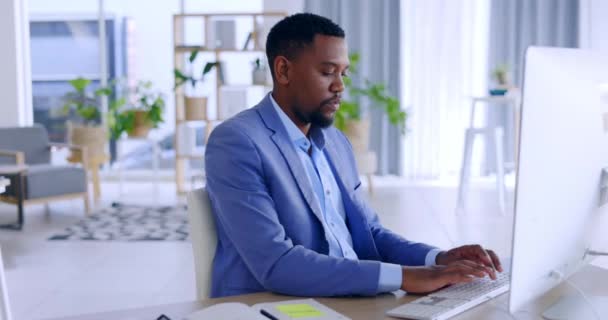 Hombre Negro Contador Mecanografía Computadora Para Correo Electrónico Finanzas Propuesta — Vídeos de Stock