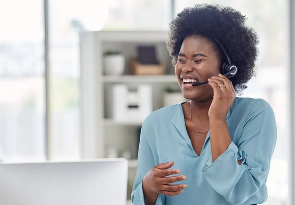 コールセンター ネットワーキングのためのオフィスで黒人女性とのコンサルティングと笑い 友好的または顧客サービス ハッピー お問い合わせやコミュニケーション 仮想および法的アドバイスのための従業員とヘルプデスク — ストック写真