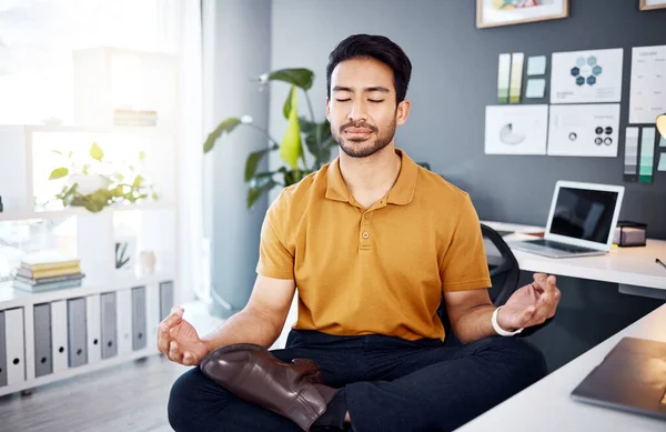 办公室 瑜伽和商人在办公室休息 精神健康和呼吸锻炼在办公桌前 冥想和亚洲人的经理在日本沉思压力管理 禅宗与和平 — 图库照片